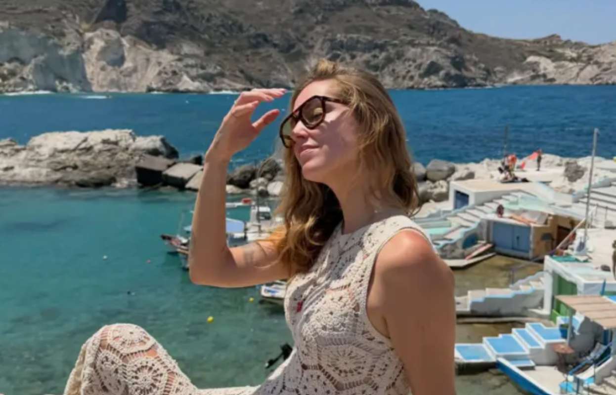 Η Κιάρα Φεράνι «τρέλανε» τη Μήλο – Το ροζ μπικίνι που έγινε θέμα συζήτησης [pics]