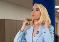 Μίνα Καραμήτρου: Επέστρεψε στο OPEN με νάρθηκα μετά την έκρηξη – Η πρώτη της δήλωση