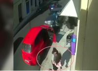 Κόβει την ανάσα βίντεο στη Ναύπακτο: Μητέρα σώζει το παιδί της δευτερόλεπτα πριν τη σύγκρουση