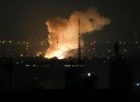 Νέα αμερικανικά πλήγματα στο Ιράν για δεύτερη συνεχόμενη ημέρα, εκρήξεις κοντά στα Στενά του Ορμούζ