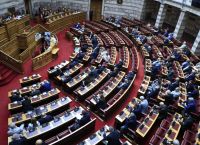 Νομοσχέδιο για τις τηλεοπτικές άδειες: Αντιπαράθεση στη Βουλή για τα περιφερειακά κανάλια