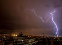 Αθήνα: Νέες μπόρες μετά το ισχυρό μπουρίνι – Ριπές ανέμου έως 90 χλμ./ώρα