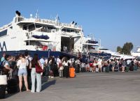 Μεγάλη έξοδος από την Αθήνα: Πάνω από 56.000 ταξιδιώτες φεύγουν σήμερα–Αυξημένη κίνηση σε λιμάνια και δρόμους