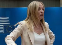 Μελόνι: Μπούρκα και νικάμπ εκτός σχολείων – Πλαφόν στους αλλοδαπούς μαθητές