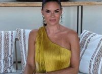 Η Μιράντα Πατέρα με λευκή δημιουργία στο front row της επίδειξης μόδας της Σήλιας Κριθαριώτη