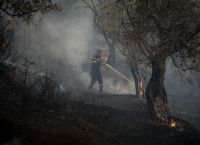 Πυρκαγιές: Ριπές ανέμου έως 100 χλμ./ώρα στο Ρέθυμνο – Καπνοί από την Τουρκία έφτασαν στο Αιγαίο
