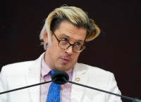 Μίλο Γιαννόπουλος: Απελάθηκε από τις ΗΠΑ και επέστρεψε στη Βρετανία μετά τη σύλληψή του από την ICE