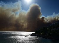 Πόρτο Γερμενό: Ανεξέλεγκτο το μέτωπο, κάηκαν σπίτια – Μαζικές εκκενώσεις οικισμών [vid]