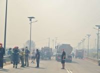 Μάχη με τις φλόγες στα Βίλια – Καίγονται κατοικίες στο Κρύο Πηγάδι, επιχειρούν τα Canadair