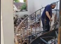 Συγκλονίζει το βίντεο από το καμένο σπίτι της οικογένειας Χαλκιά-Ο ηθοποιός περπατάει στα αποκαΐδια