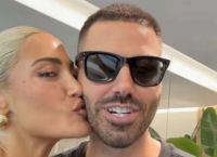 «Το φιλί που “πρόδωσε” τα πάντα! Η Ιωάννα Τούνη στο πλευρό του συντρόφου της στο νέο του ξεκίνημα» [vid]