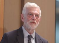 Λοβέρδος: Ανοιχτό υπό προϋποθέσεις το ενδεχόμενο μείωσης του φόρου στα καύσιμα