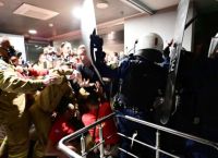 «Ήρωες σήμερα,ΜΑΤ χθες;»-Η αντιπολίτευση επαναφέρει τα επεισόδια με τους εποχικούς,πως απαντά η κυβέρνηση