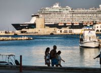Περισσότεροι τουρίστες στην Ελλάδα, αλλά με μικρότερη δαπάνη