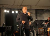 “Εφυγε” ο σπουδαίος τραγουδιστής Λάκης Χαλκιάς [vid,pics]