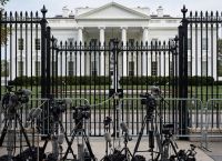 CNN, MS NOW και Politico ζητούν από δικαστή να παρατείνει την αναστολή της απαγόρευσης του Λευκού Οίκου