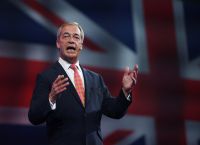 Reform UK: Δύο δωρεές-μαμούθ φουσκώνουν το ταμείο του Φάρατζ