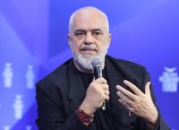 Εντι Ράμα: «Η τύχη του πρότζεκτ Κούσνερ θα κριθεί από την επιστήμη, όχι την ιδεολογία»