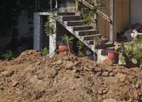 Μαραθώνας: Γυναίκα είχε θάψει τη μητέρα της στην αυλή για τη σύνταξη [vid]