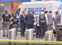 Τραγωδία στην Times Square: Νεκρή από αστυνομικά πυρά 49χρονη μετά από επίθεση με μαχαίρι [vid]