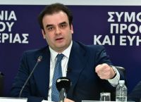Πιερρακάκης: «Το κράτος δεν κουνάει το δάχτυλο, δίνει το χέρι» – 120 δόσεις και φρένο στους servicers