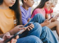 Από το KidsWallet στην ΕΕ: Στα 15 το αυτόνομο social media account – Τι αλλάζει για τα παιδιά