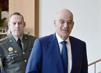 Στο Πεδίο Βολής Κρήτης ο Δένδιας με τον Γερμανό ομόλογό του – Οι αναφορές στην ευρωπαϊκή ενότητα και ασφάλεια