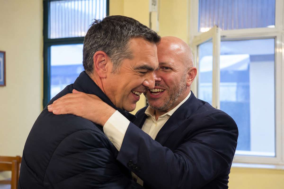 Τσίπρας: Μια αγκαλιά στον Βόλο άναψε φωτιά στον ΣΥΡΙΖΑ – «Θα γυρίσει 13 περιφέρειες για αγκαλιές;»