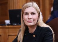Βολουδάκη: «Η Ελλάδα πάει καλύτερα» – Σκληρή κόντρα για μαθητές, σχολεία και στεγαστική κρίση